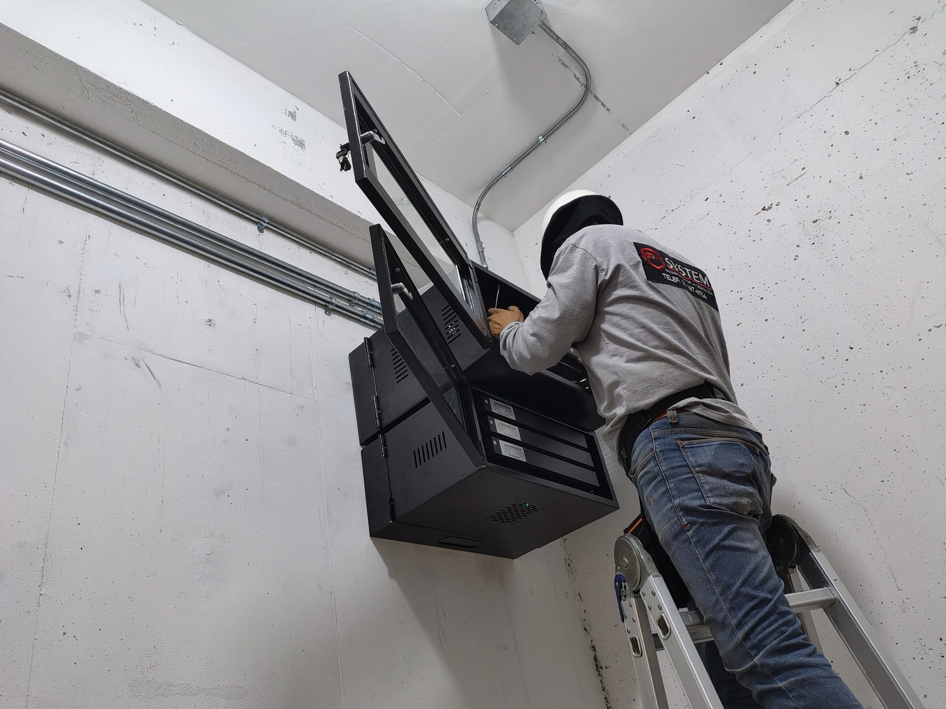 Técnico GM System instalando rack y cableado estructurado en Lima