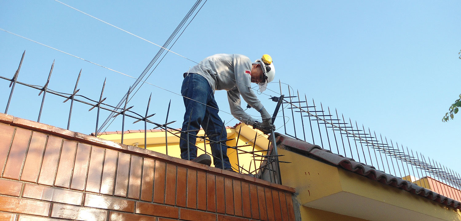 Técnico GM System instalando cerco eléctrico en Lima